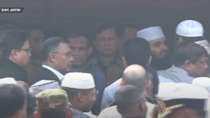 খালেদা জিয়ার কফিন কাঁধে তুলে নিলেন আজহারী